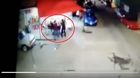 VIDEO: Sicarios del narco matan a policía mientras comía tacos