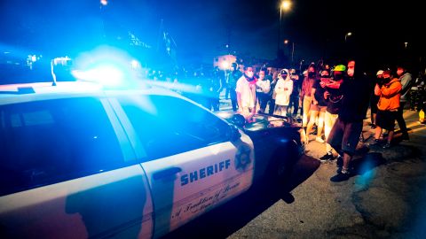 Manifestantes protestaron en la estación del LASD de Westmont.