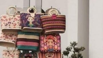 El hombre ofrecía sus artesanías.