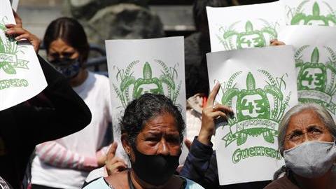 Padres de los 43 normalistas de Ayotzinapa.