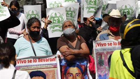 Padres de los 43 normalistas de Ayotzinapa.