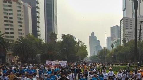 Familiares de los 43 de Ayotzinapa exigen justicia.
