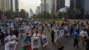 Familiares de los 43 de Ayotzinapa exigen justicia.