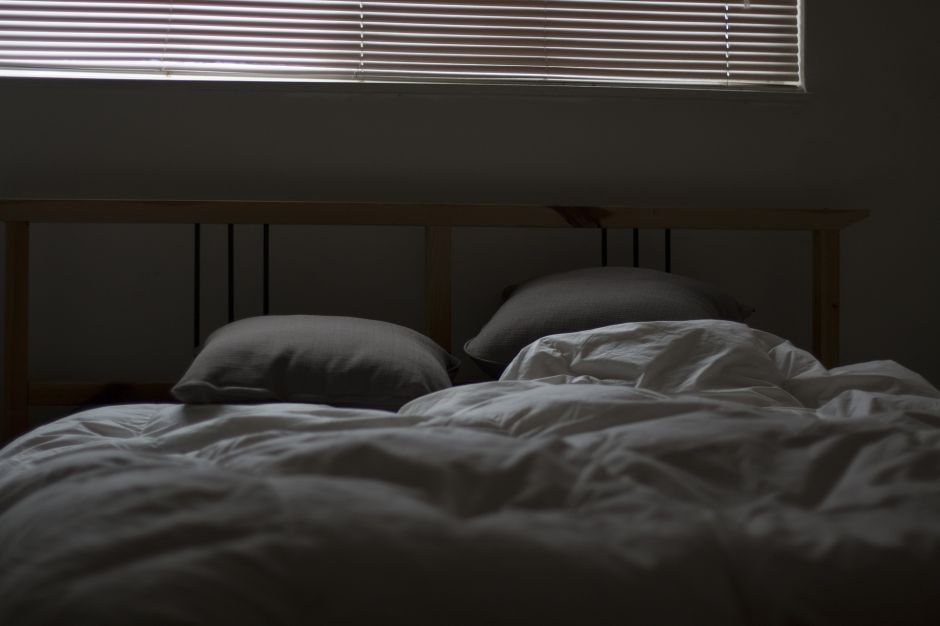 Cómo saber si tu cama necesita una limpieza energética y 3 maneras de purificarla