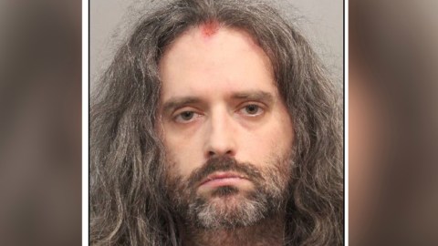 Matthew Saylor se agarró a golpes con dos personas.