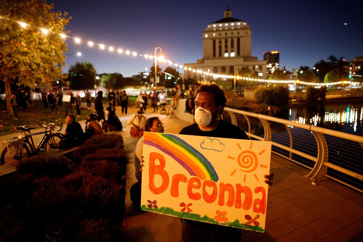  Un manifestante en Oakland, California, pide justicia para Breonna Taylor.