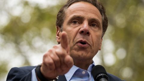 Cuomo calificó de “peligrosas e inconstitucionales” las redadas de ICE.
