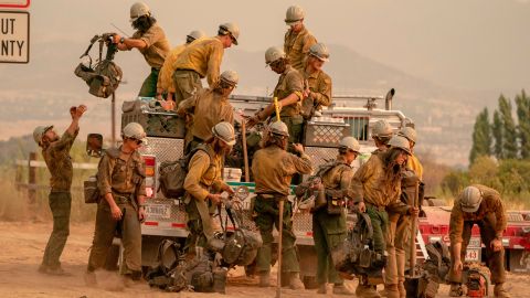 Equipo de Bomberos se prepara cerca de Yucaipa para combatir El Dorado Fire.