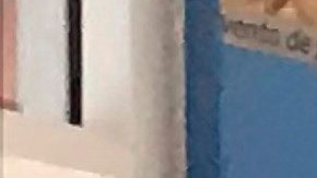 Una mujer envía una remesa internacional desde Los Ángeles, California. / Ana Milena Varón / EFE