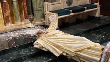 Una estatua del Sagrado Corazón de Jesús fue destruida.