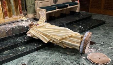 Una estatua del Sagrado Corazón de Jesús fue destruida.