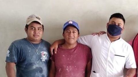 El joven compartió su triunfo con sus excompañeros de obra.