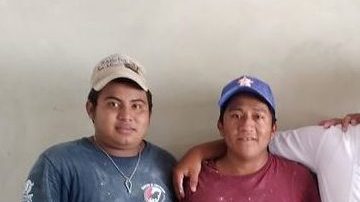 El joven compartió su triunfo con sus excompañeros de obra.