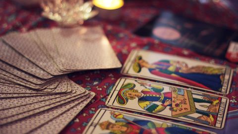 El tarot nos puede ayudar a identificar la presencia de un hechizo.