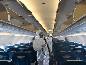 Existen varios procesos de limpieza contra el coronavirus en los aviones.