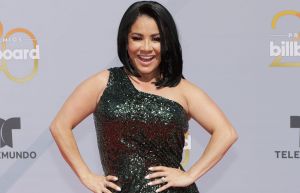 "No es una camiseta, es una faja": Carolina Sandoval es regañada por su madre en pleno en vivo