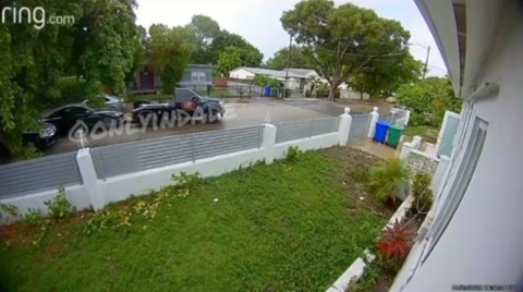 Captura del video en el que aparece a la grúa llevándose el auto.