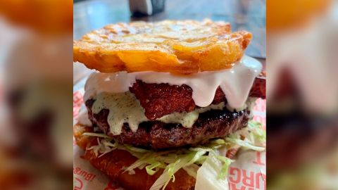 Imagen de la hamburguesa hecha a base de tostones.