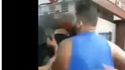 El sujeto regresó a la pizzería a agredir el personal.