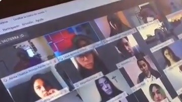 La profesora da clases de psicología.