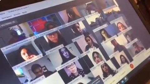 La profesora da clases de psicología.