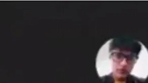 El alumno no salió de la cama para su clase en línea.