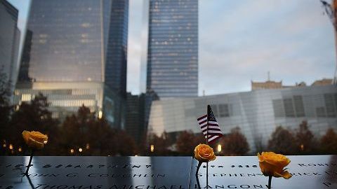 Flores adornan el monumento a las víctimas del 9/11 en Nueva York.