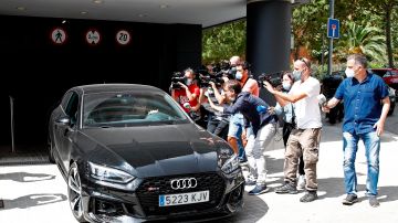 Jorge Messi saliendo de la reunión con su hijo en Barcelona.