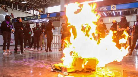 Feministas protestaron en la estación del Metro Chabacano.