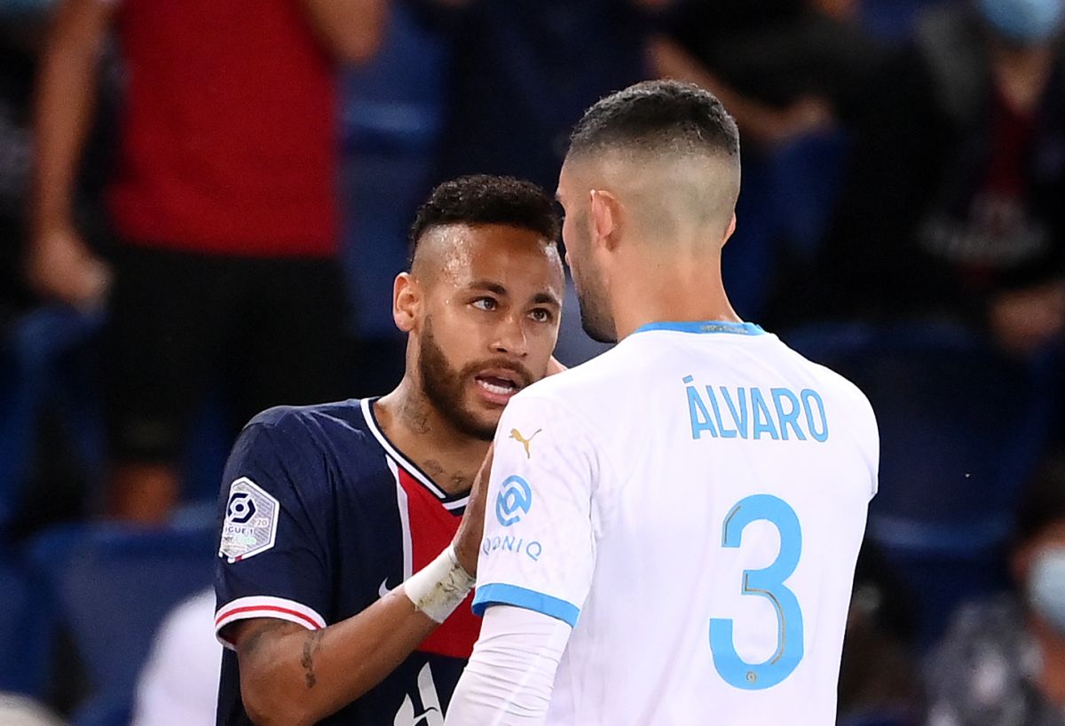 Neymar y Álvaro González querían llevar sus diferencias fuera de la cancha.