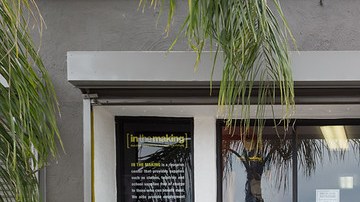 La supervisora Solis visita la boutique del Este de LA que emplea a jóvenes.