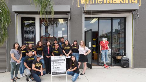 La supervisora Solis visita la boutique del Este de LA que emplea a jóvenes.