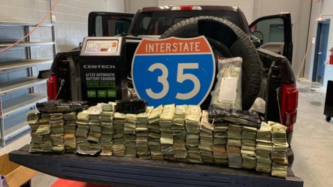 El dinero en efectivo se encontraba escondido en los neumáticos del vehículo.