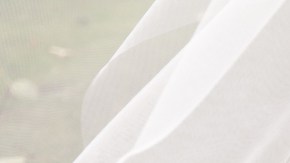 chica en boda con zapatos cómodos