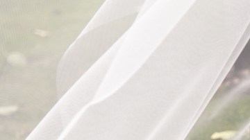 chica en boda con zapatos cómodos