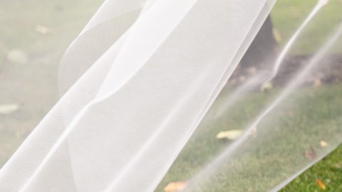 chica en boda con zapatos cómodos
