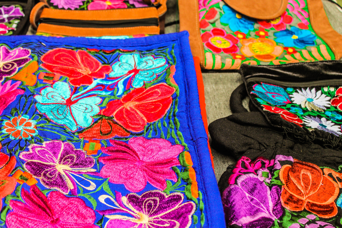 Mes de la Herencia Hispana: 10 piezas de ropa y accesorios que celebran nuestra Hispanidad