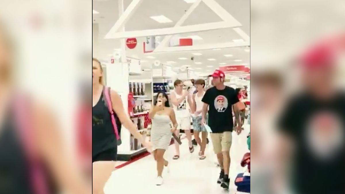 Imagen del video difundido en el que aparecen varias personas caminando por el interior de Target sin utilizar mascarilla.