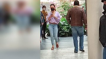 Mujer pasea con un cachcorro de tigre de bengala.