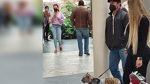 Mujer pasea con un cachcorro de tigre de bengala.