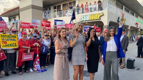 Lara Trump posa junto a la asesora de campaña de Trump, Mercedes Schlapp, en un evento en Miami.