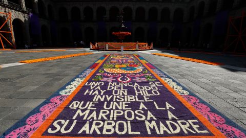 La ofrenda en honor a las víctimas de la pandemia de coronavirus en el Palacio Nacional de Ciudad de México.