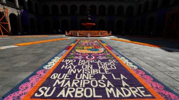 La ofrenda en honor a las víctimas de la pandemia de coronavirus en el Palacio Nacional de Ciudad de México.