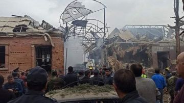 Varios edificios fueron destruidos en la ciudad de Ganyá.