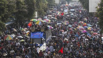Miles de manifestantes rodearon la sede del Gobierno.