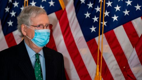 McConnell ha insistido en usar mascarilla y mantener la distancia social.