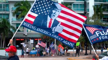 Manifestantes a favor de Trump lo esperaron en Miami.