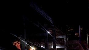 La multitud afuera del Staples Center detonó juegos pirotécnicos.