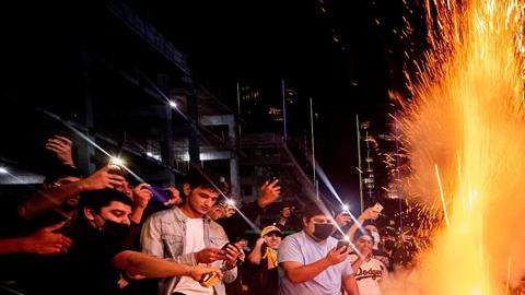 La multitud afuera del Staples Center detonó juegos pirotécnicos.