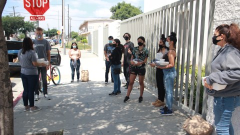 Aaron Friedman (izq.) con un grupo de jóvenes en el programa de verano. (Suministrada)